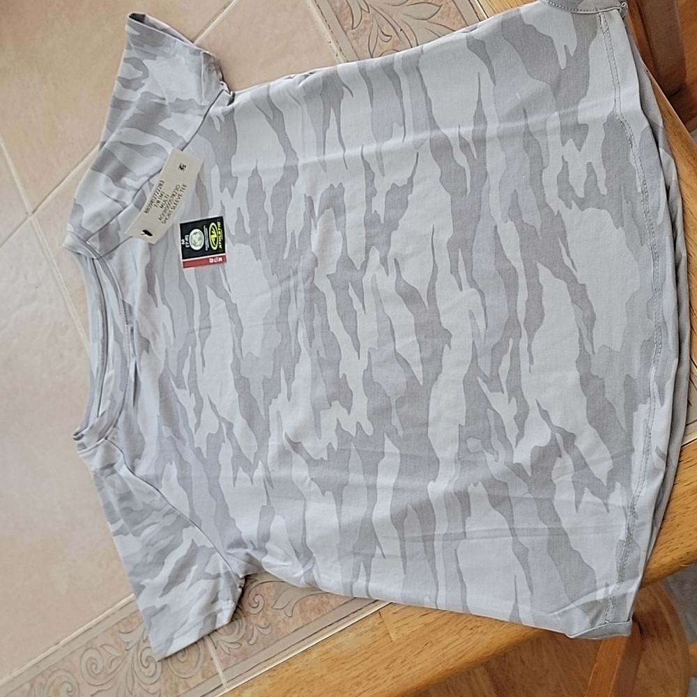 Athletic camo short sleeve tee.